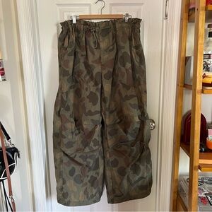 NWT UO CAMO PRINT CARGO PANTS